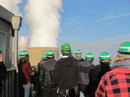 Freiwillige besichtigen Kohlekraftwerk